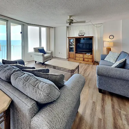 Shores Club 807